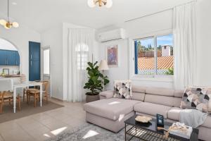 una sala de estar con un sofá y una mesa en Golden Hour Villa by Nomads, en Tala