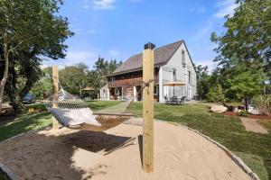 Κήπος έξω από το Sprawling Newly Renovated Home Walk to Main St