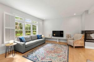 TV a/nebo společenská místnost v ubytování Family Friendly Home Mins to Beach and Downtown