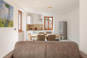 Η κουζίνα ή μικρή κουζίνα στο La Rondinella 2 bedr apt 10 min from Bernina Exp