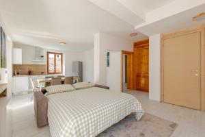 Ένα ή περισσότερα κρεβάτια σε δωμάτιο στο La Rondinella 2 bedr apt 10 min from Bernina Exp