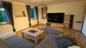 TV a/nebo společenská místnost v ubytování Ferienwohnung Rössger