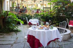 einen Tisch mit Teller mit Lebensmitteln darüber in der Unterkunft Hotel Rigel in Lido di Venezia