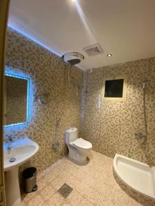 ein Badezimmer mit Toilette, Waschbecken und Badewanne in der Unterkunft منازل الخليج للشقق الفندقية in Dammam