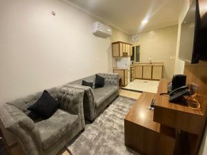 ein Wohnzimmer mit Sofa und Tisch in der Unterkunft منازل الخليج للشقق الفندقية in Dammam