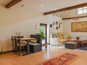 ein Wohnzimmer mit Tisch und Couch in der Unterkunft The Parlour in Hadlow Down