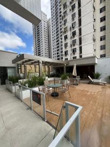 a patio with a table and chairs and buildings at AP Premium Lazer Completo Academia Rooftop Coworking e Estacionamento in Belém