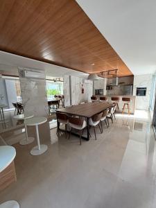 a large dining room with a table and chairs at AP Premium Lazer Completo Academia Rooftop Coworking e Estacionamento in Belém