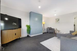 ein Wohnzimmer mit einem großen Flachbildfernseher in der Unterkunft Durham WorkNest in Burnhope
