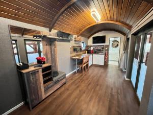 Kuchyň nebo kuchyňský kout v ubytování ESZLA 1 Apartman Free large secure parking