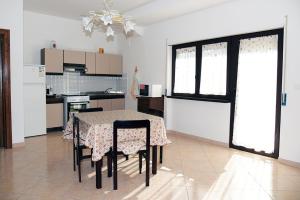 a kitchen with a table and chairs in a room at Il papavero rosso in Navelli