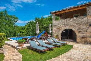 Bazén v ubytování Casa Karnevali nebo v jeho okolí