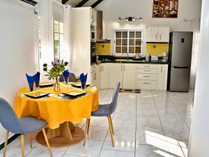 Η κουζίνα ή μικρή κουζίνα στο Le Sable Bleu - Évasion tropicale - Idéal Couples & Familles - PLAGE 5min - Piscine - Parking privé - Logement climatisé - Vue sur les palmiers - Restau snack familial sur place