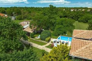 Bazén v ubytování Casa Karnevali nebo v jeho okolí