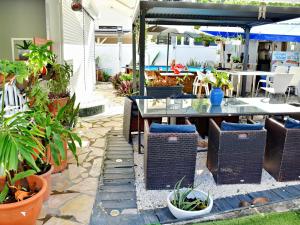 Εστιατόριο ή άλλο μέρος για φαγητό στο Le Sable Bleu - Évasion tropicale - Idéal Couples & Familles - PLAGE 5min - Piscine - Parking privé - Logement climatisé - Vue sur les palmiers - Restau snack familial sur place