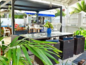 Εστιατόριο ή άλλο μέρος για φαγητό στο Le Sable Bleu - Évasion tropicale - Idéal Couples & Familles - PLAGE 5min - Piscine - Parking privé - Logement climatisé - Vue sur les palmiers - Restau snack familial sur place +37 φωτογραφίες