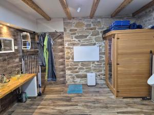 bagno con parete in pietra e lavandino di Doppelzimmer Carmen - Sauna, Badewanne, WLAN a Pola (Pula)