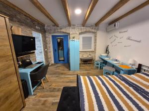 una stanza con un letto, una scrivania e una TV di Doppelzimmer Carmen - Sauna, Badewanne, WLAN a Pola (Pula)