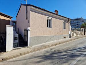 un edificio sul lato di una strada di Doppelzimmer Carmen - Sauna, Badewanne, WLAN a Pola (Pula)