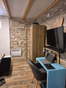 un soggiorno con scrivania e computer portatile. di Doppelzimmer Carmen - Sauna, Badewanne, WLAN a Pola (Pula)