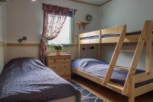 Bunk bed o mga bunk bed sa kuwarto sa Haga gård och Stall