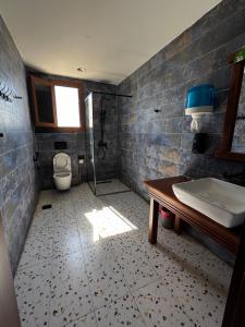 Ένα μπάνιο στο Private Room in Sur House +47 φωτογραφίες