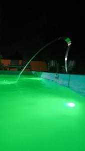 Nahaufnahme der Frontpartie eines grünen Autos in der Unterkunft Recanto de lazer in Itanhaém