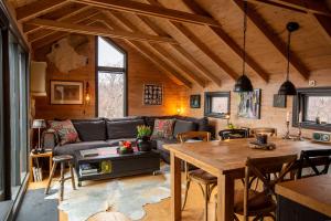 un salon avec un canapé et une table dans l'établissement Very cozy cottage, Rauðará, with sauna, à Gilsbakki