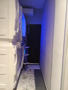 Una pequeña habitación con una puerta y un pasillo. en Kochipods, en Ernakulam 4 fotos más