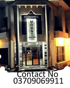 Un edificio con un cartel que dice "No contactar" en Hotel Mount Heaven, en Murree