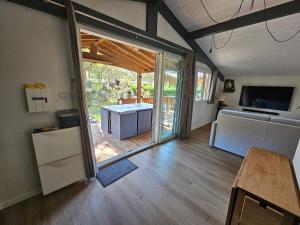 eine Küche mit einer Glasschiebetür, die auf eine Terrasse führt in der Unterkunft Chalet Bien-Etre du Domaine in La Hume