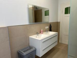 Ένα μπάνιο στο Petit Chatelet Rooms +34 φωτογραφίες