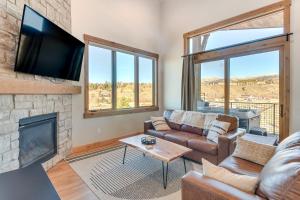 TV a/nebo společenská místnost v ubytování 5 Mi to Winter Park Skiing and Dtwn Mtn-View Condo