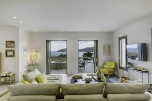 TV a/nebo společenská místnost v ubytování Overture House Antiparos