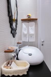 baño con lavabo blanco en una habitación en Padam Boutique Hotel en Tirana