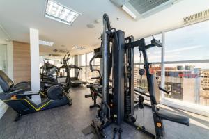 ein Fitnessstudio mit Laufbändern und Trainingsgeräten in einem Gebäude in der Unterkunft Américas Copacabana Hotel in Rio de Janeiro