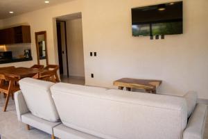 TV a/nebo společenská místnost v ubytování Native 5203 Lux 2BR Condo in Tulum