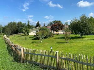 上罗伊特Allgäu- Ferienwohnung mit Hund的院子前的木栅栏 更多17张照片