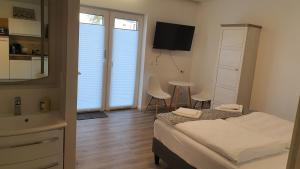 a small bedroom with a bed and a table at Zimmervermietung Voth in Wismar