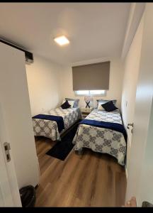 a room with two beds in a room at AP Premium Lazer Completo Academia Rooftop Coworking e Estacionamento in Belém +14 photos