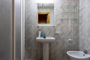 ein Badezimmer mit Waschbecken und Spiegel in der Unterkunft Todimer casa roble in Carchuna + 29 Fotos