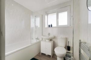 ein weißes Badezimmer mit Toilette und Waschbecken in der Unterkunft Durham WorkNest in Burnhope + 20 Fotos