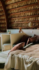 Postel nebo postele na pokoji v ubytování OYA New Earth Private Jungle Cabin with Individual Campfire + 26 fotografií