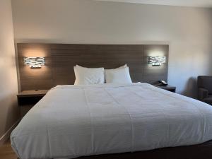 Postel nebo postele na pokoji v ubytování Quality Inn Neosho