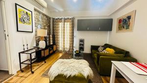 芒通Le cap的客厅里有一张沙发和一张桌子。