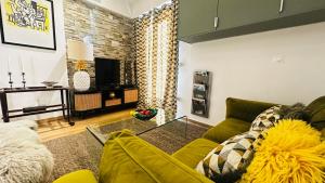 a living room with a couch and a tv at Le cap in Menton