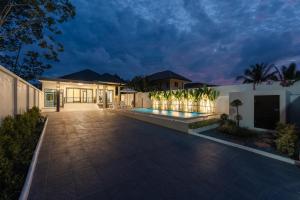 une villa avec piscine la nuit dans l'établissement Krabi Vale Luxury Private Pool Villa, Ao Nang, à Ao Nang 