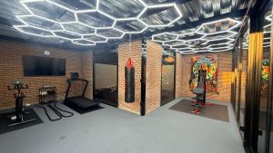 Zimmer mit einem Fitnessraum mit Laufband und anderen Geräten in der Unterkunft Ajijic 1 Bedroom Guesthouse -Walk To Everything -Patio -Bikes - Pickleball Court in Ajijic