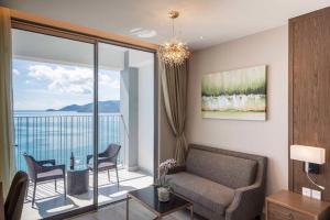 归仁Oceanus Sea View Quy Nhon Apartment的客厅里有一张沙发和一张桌子。