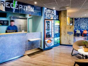 een fastfoodrestaurant met een verkoopautomaat bij Ibis Budget Marseille Timone in Marseille